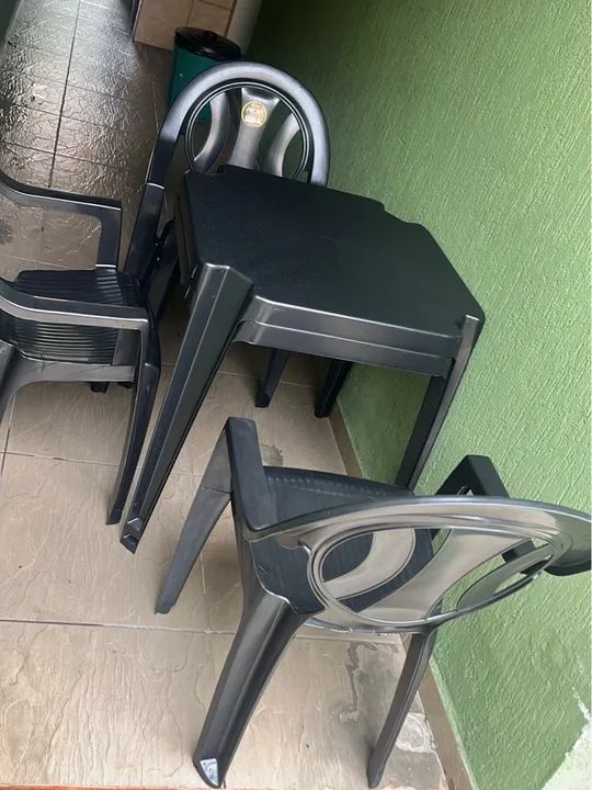 Jogo de Mesa e Cadeiras de Plástico Preto - Foto 4
