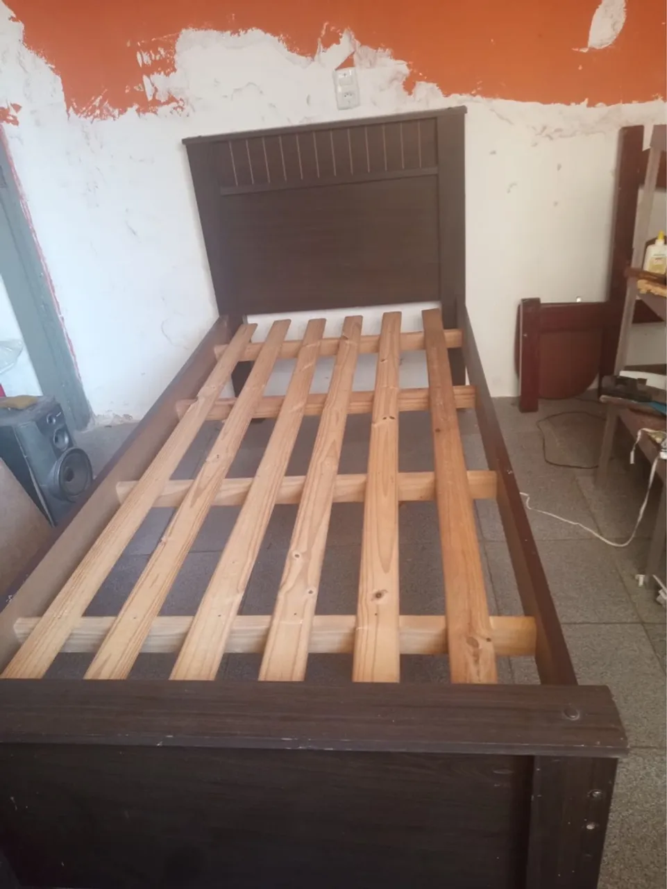 Cama de solteiro com estrutura de madeira