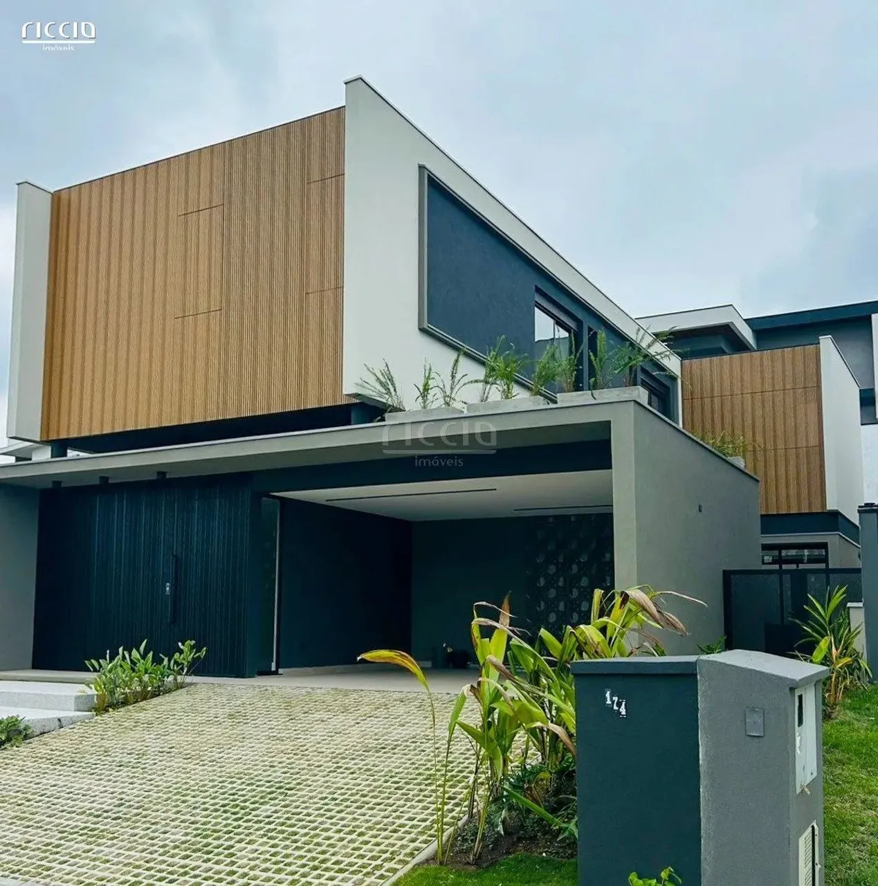 Casa à venda no Urbanova em SJC - Excelente Sobrado no Cond. Alphaville 2 - 4 SUÍTES - 390
