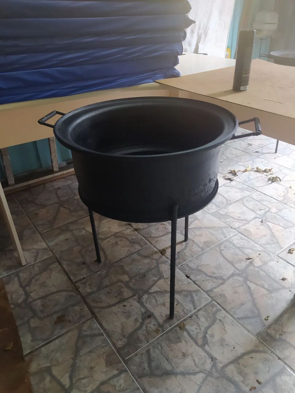 Tacho/Fogareiro/Churrasqueira de Ferro Fundido com Tripé