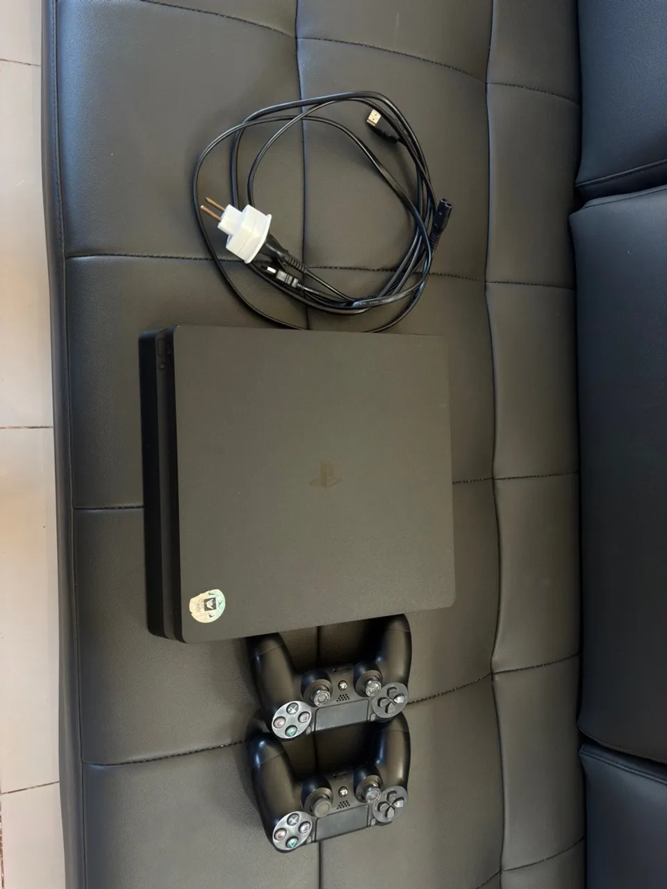 PlayStation 4 com 2 Controles e Cabos