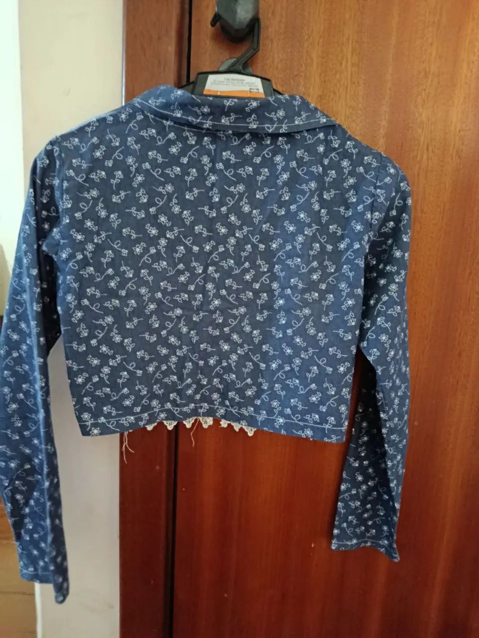 Cropped Jeans Conservada com Detalhe em Renda - Foto 2