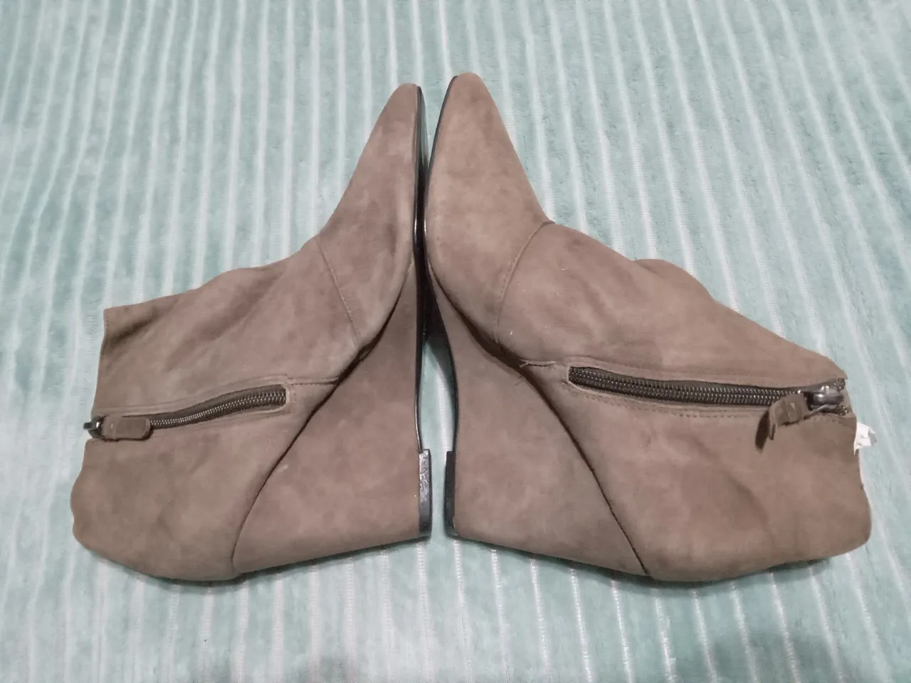 Botas de cano curto em camurça marrom, LEIA O ANÚNCIO