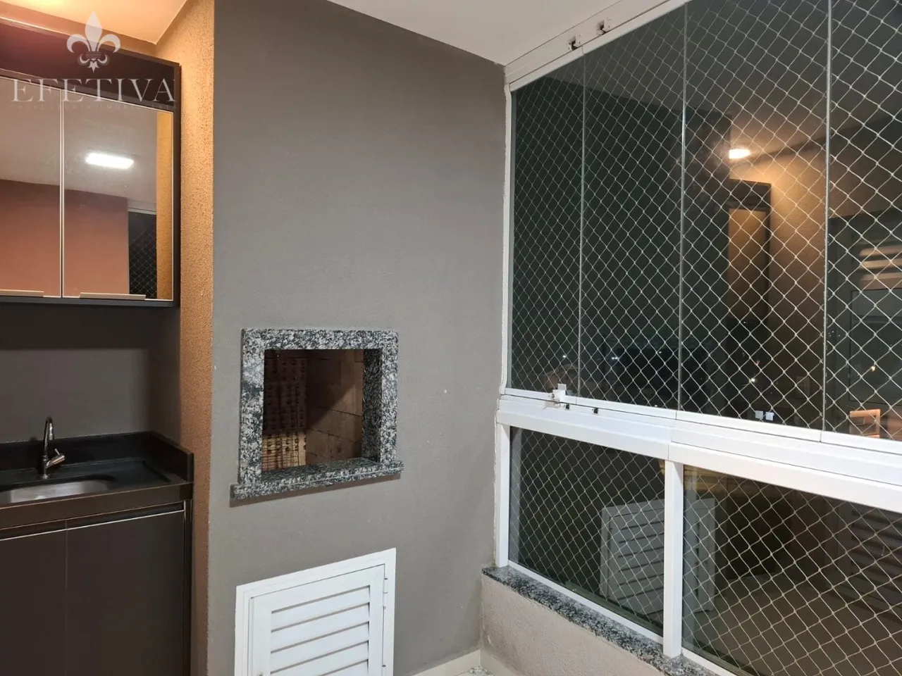 Apartamento mobiliado com 2 dormitórios, sacada com churrasqueira e fechada com sistema Re
