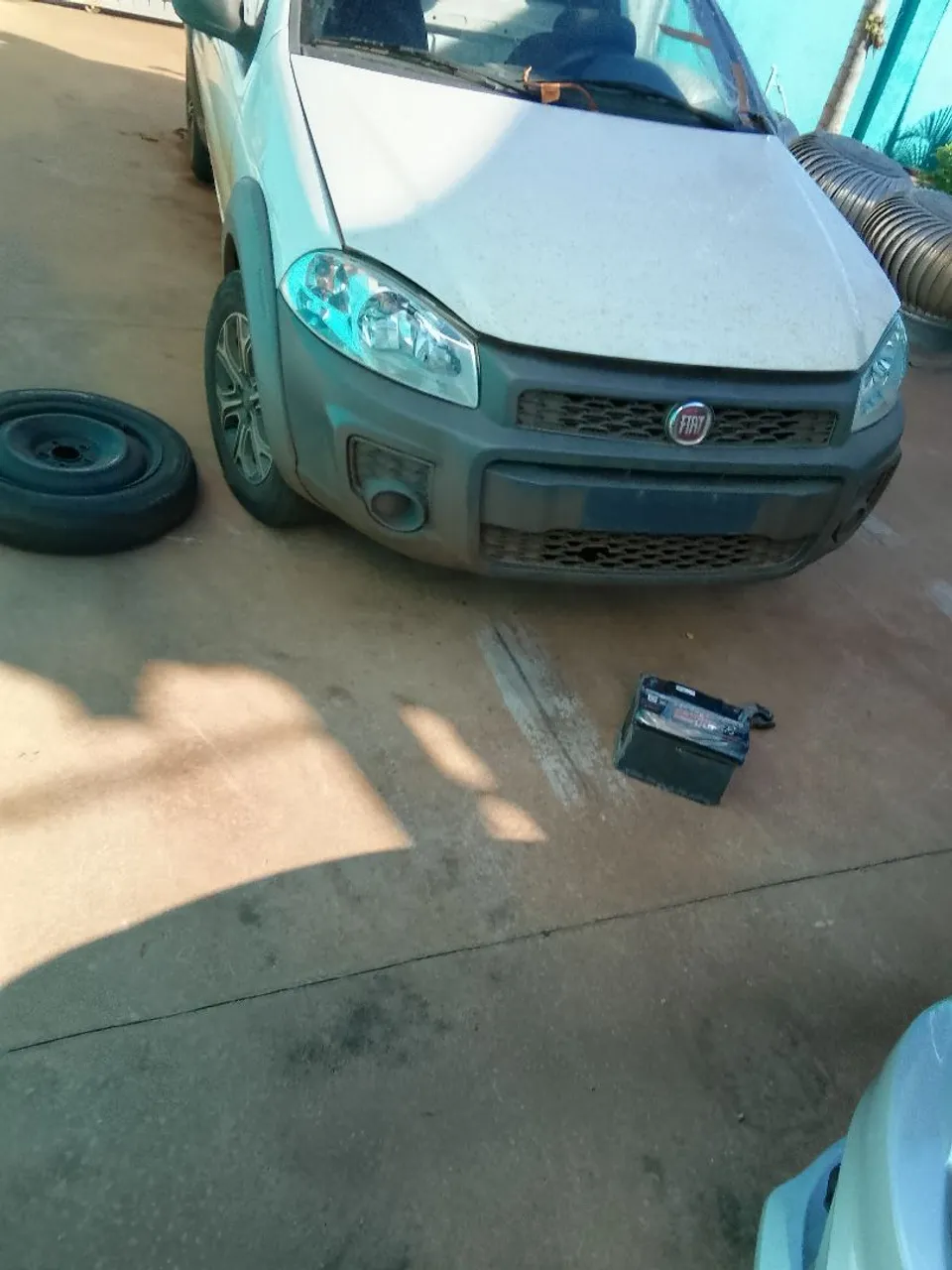 Peças Fiat Strada - Faróis, pneus  sucata retirada de peças 