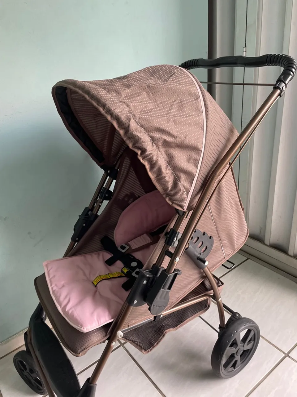Carrinho de Bebê Marrom com Detalhes em Rosê - Faltando Peças