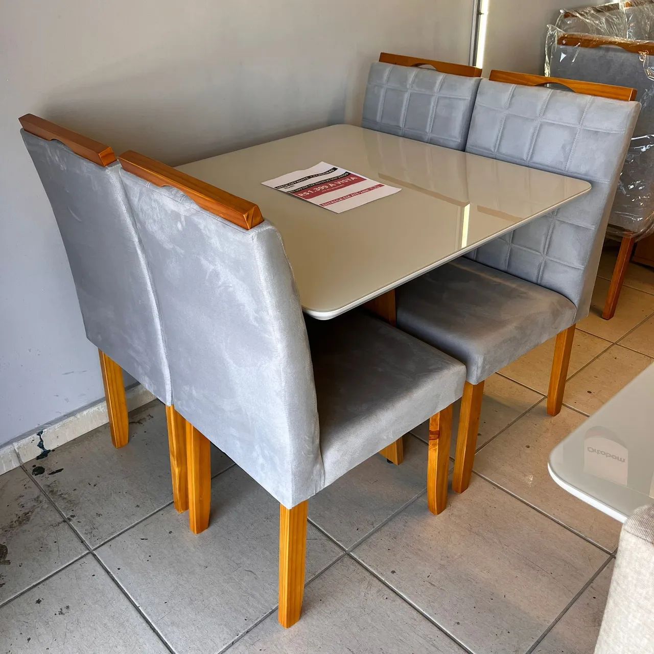 MESA DE JANTAR PEQUENA + 4 CADEIRAS