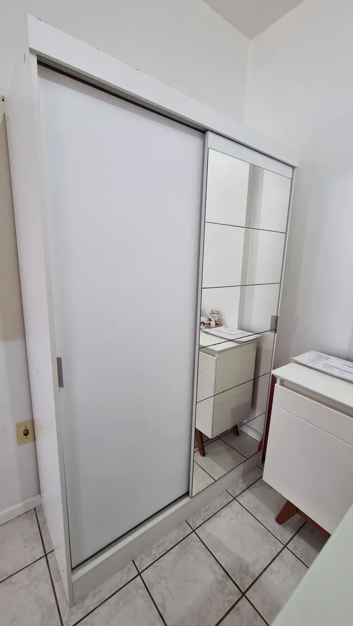 Guarda-Roupa Branco com Espelho e Portas de Correr