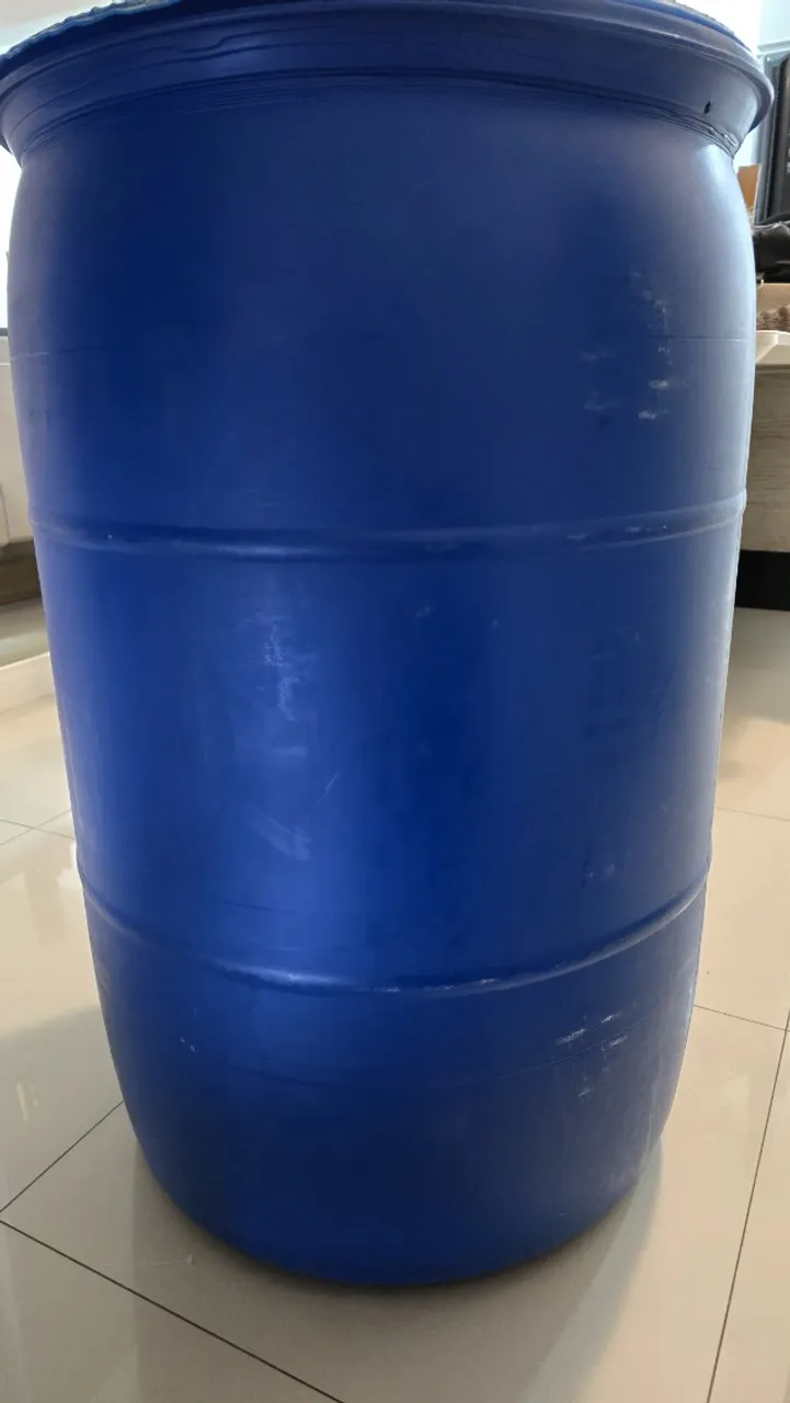 Tambor / Bombona de plástico 200 litros com saída de água