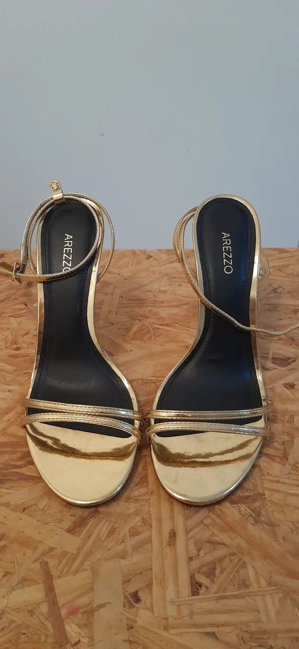 Sandália dourada Arezzo 38 - Foto 2