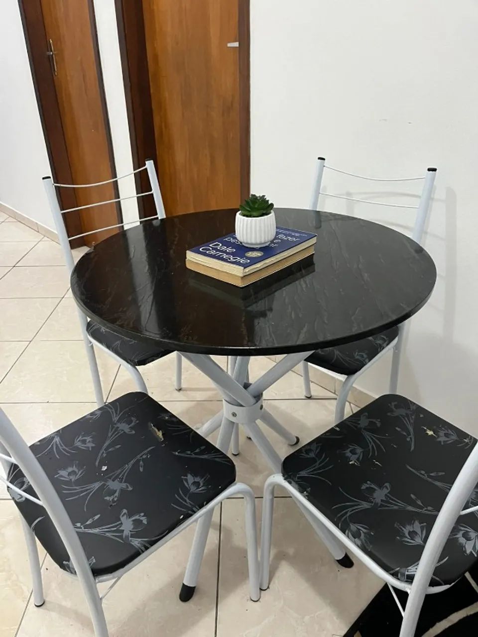 mesa com 4 cadeiras64520806977665120