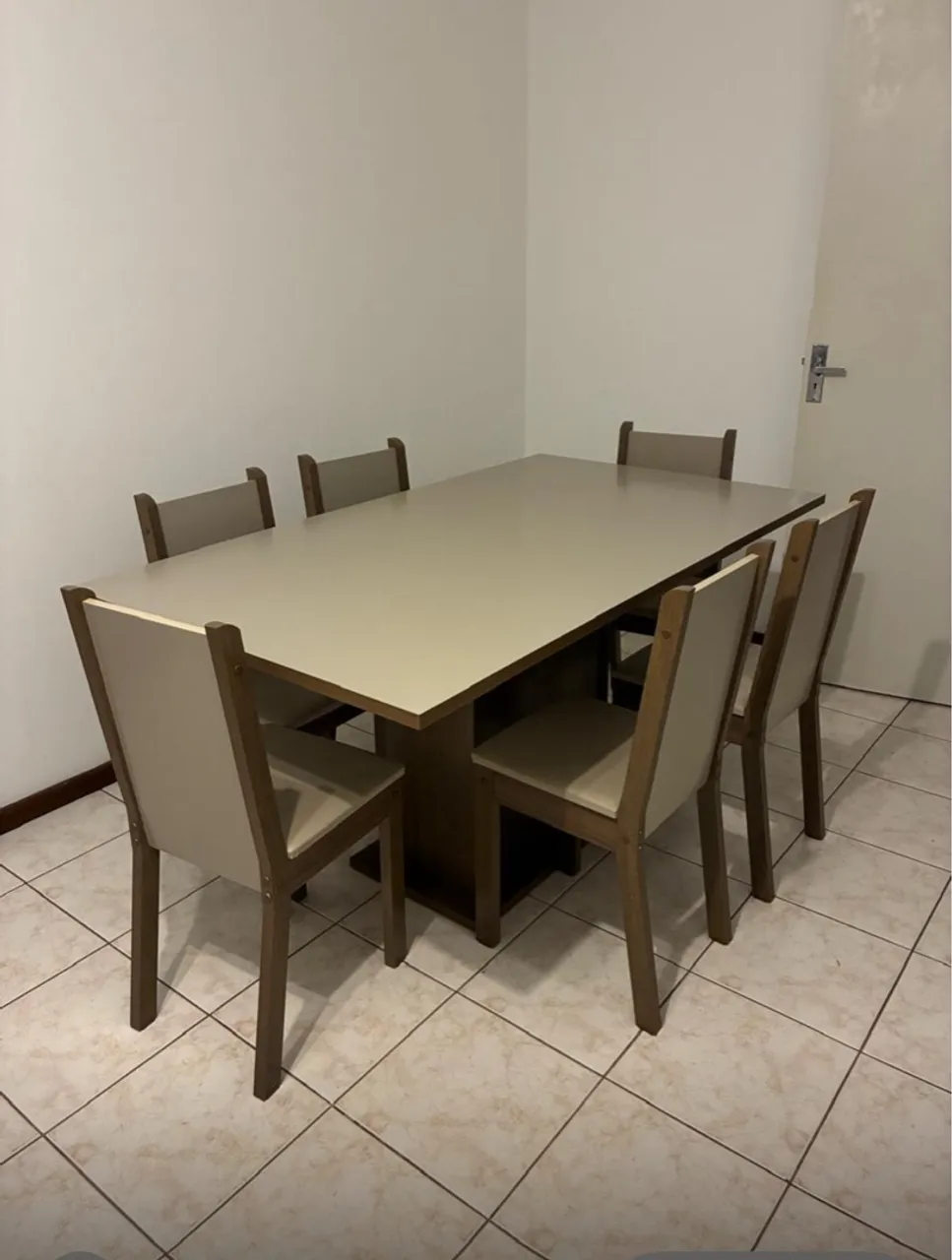 Mesa de jantar com 6 cadeiras