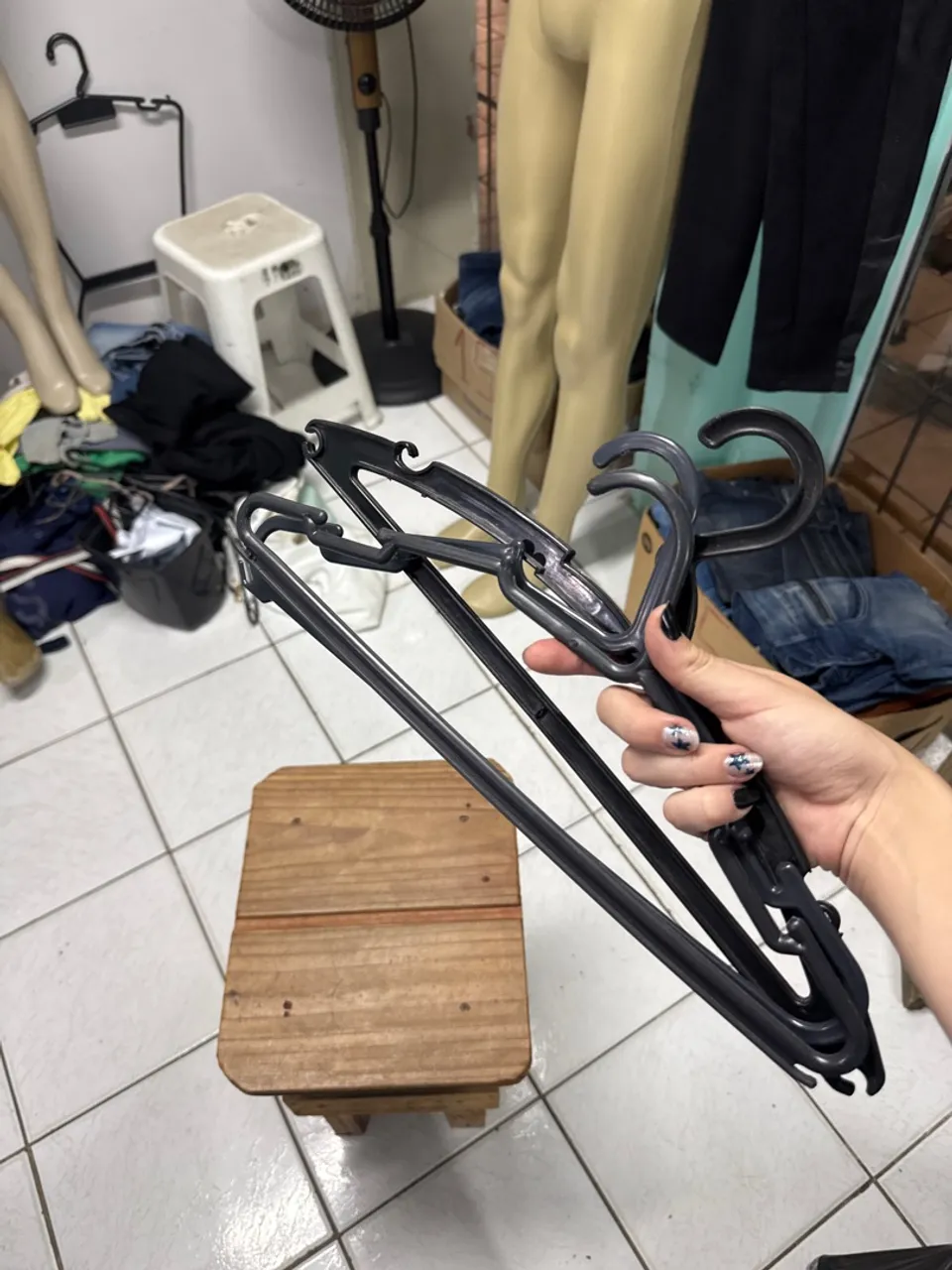 Cabides de plástico resistentes - Ideal para organizar suas roupas