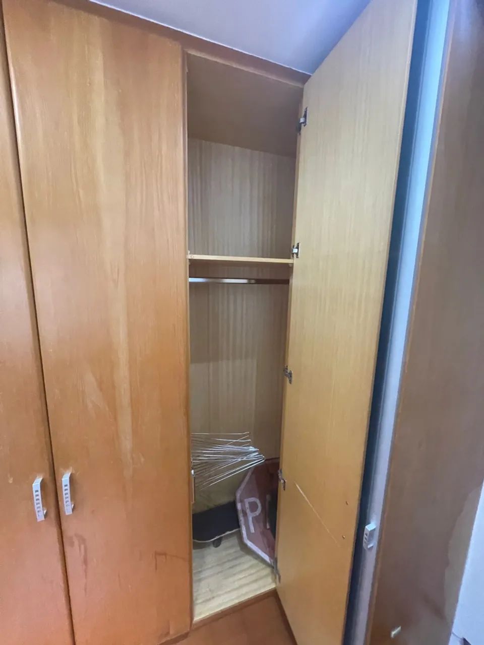 Guarda-roupa em ótimo estado/ de madeira boa 