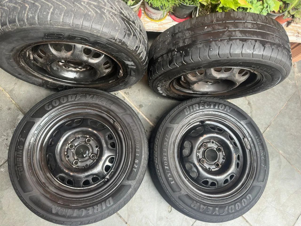 4 Pneus 175/70/13 (3 carecas + 1 meia vida) marca Goodyear