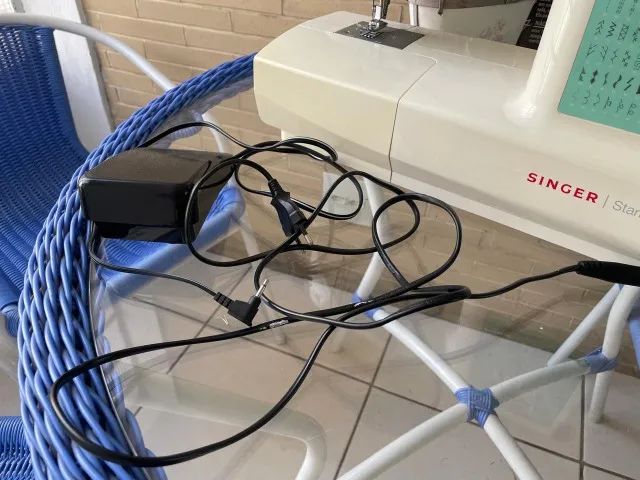 Maquina de Costura Singer Starlet 6660, Semi-nova - Foto 2