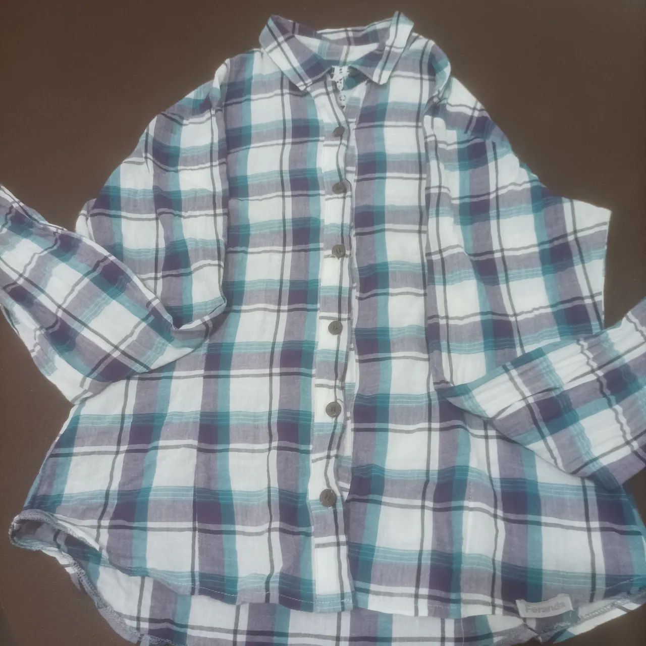 Camisa xadrez feminina em tons de azul e branco - Foto 2