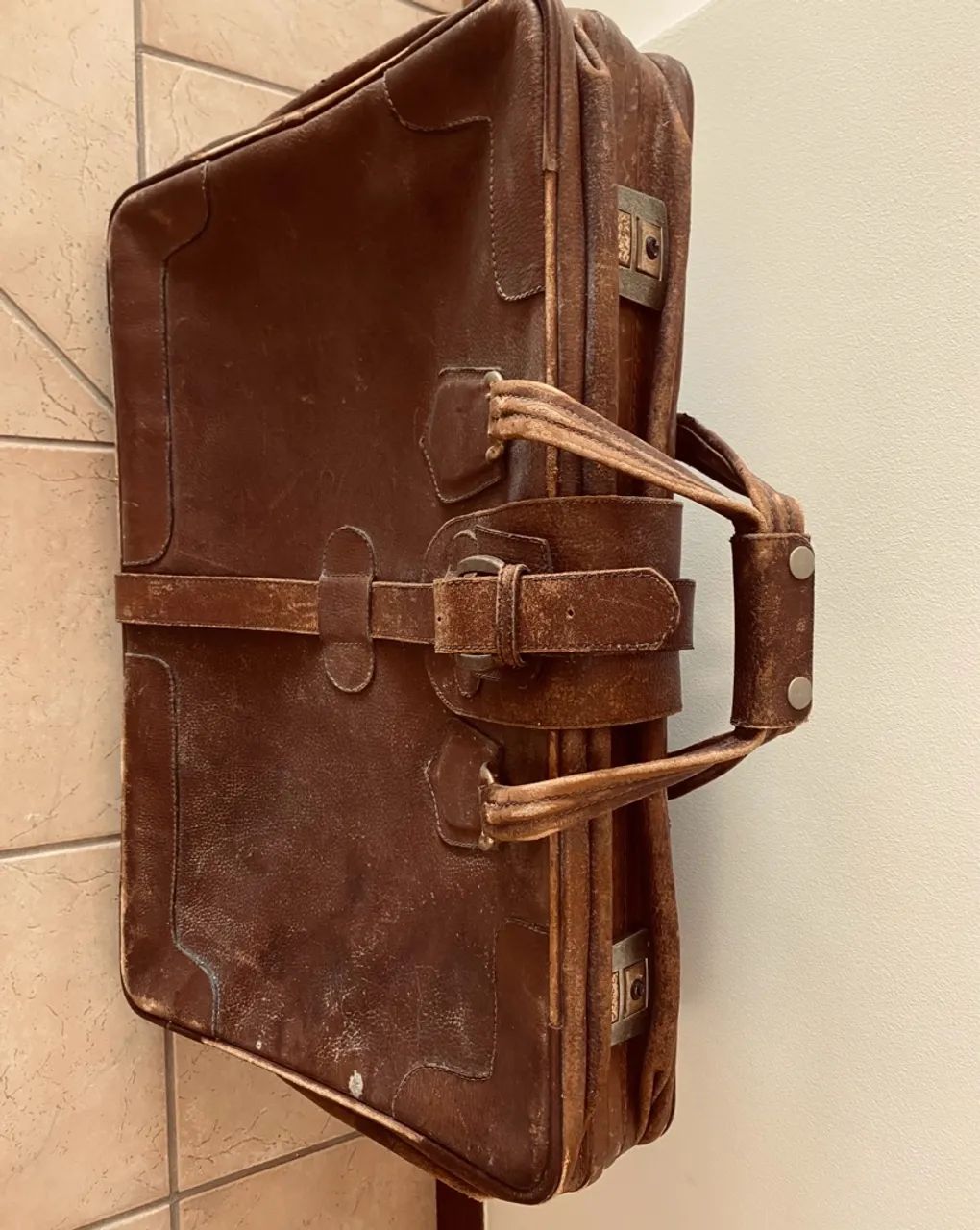 OFF! MALA de COURO ANTIGA - Foto 5