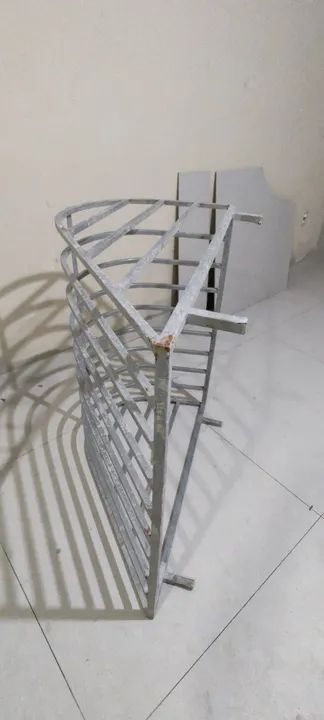 Duas grades para janelas basculantes.