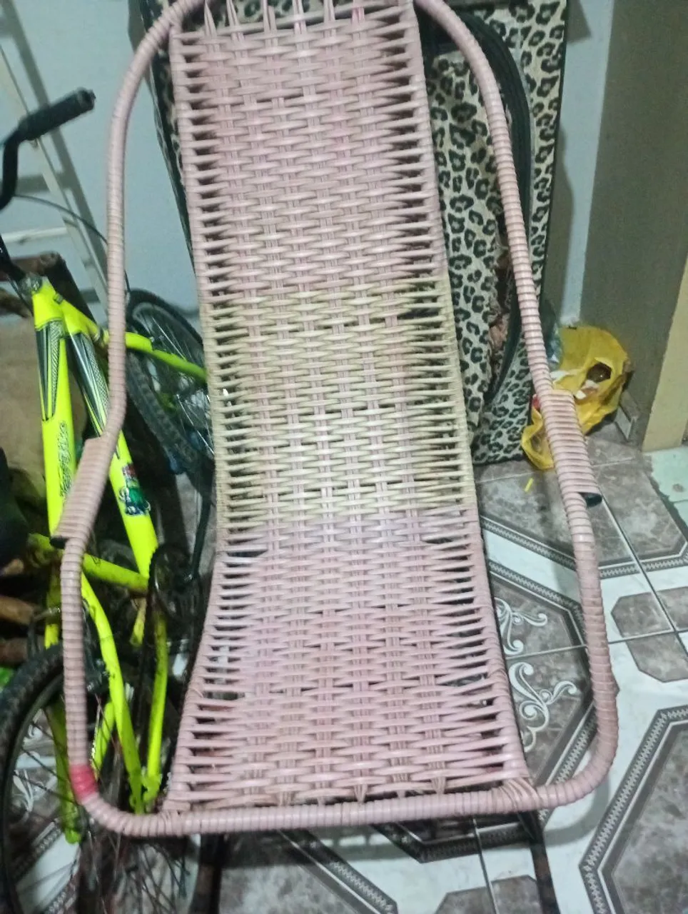Cadeira de balanço de vime rosa