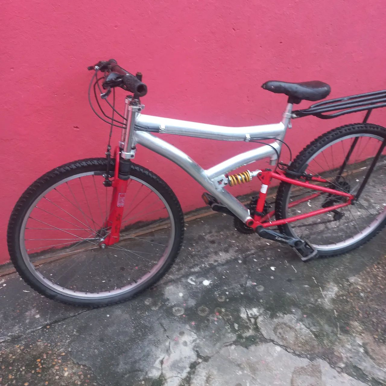 Bicicleta aro 26 alumínio e com bagageiro  - Foto 4