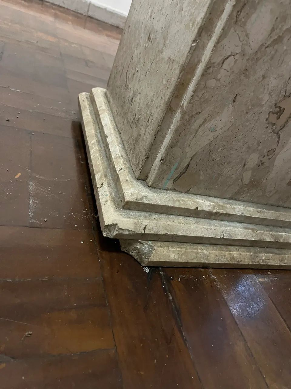 Mesa com base de mármore natural e tampo de vidro - Foto 3