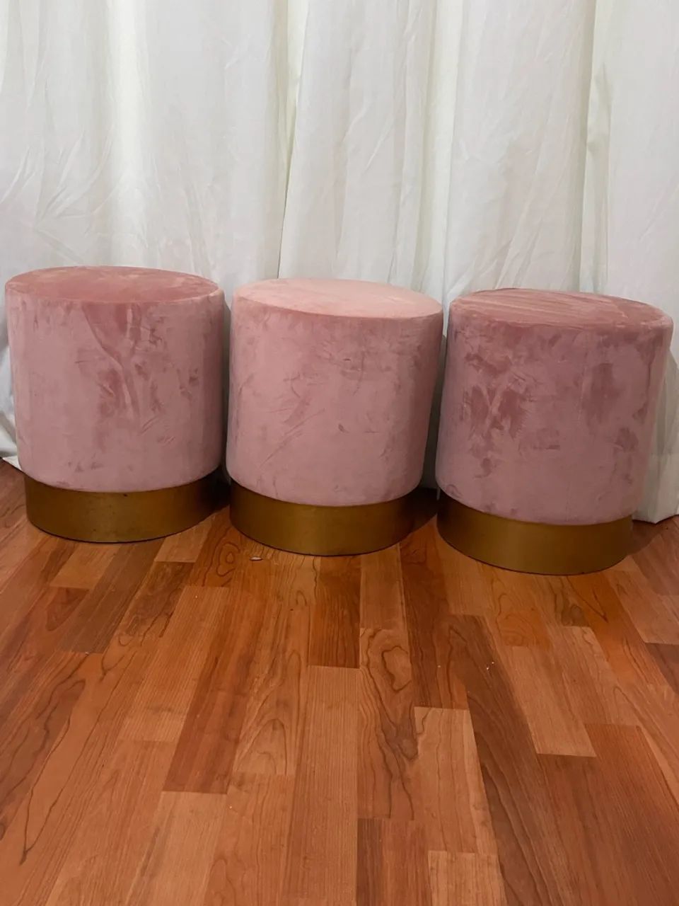 Kit 3 Pufs Puff puffs poltrona rosa com dourado - Foto 4