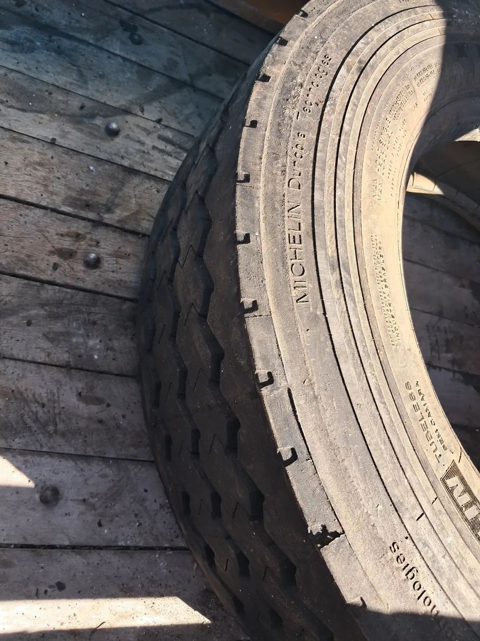 Macaco  jacaré 7tn e um pneu 17.5 valor R$1200 - Foto 5