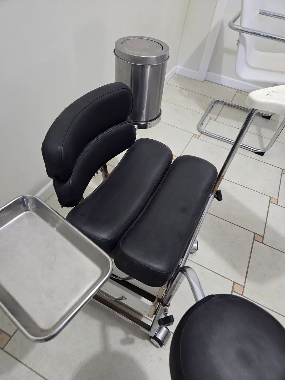 Cadeira de manicure com rodas - Foto 2