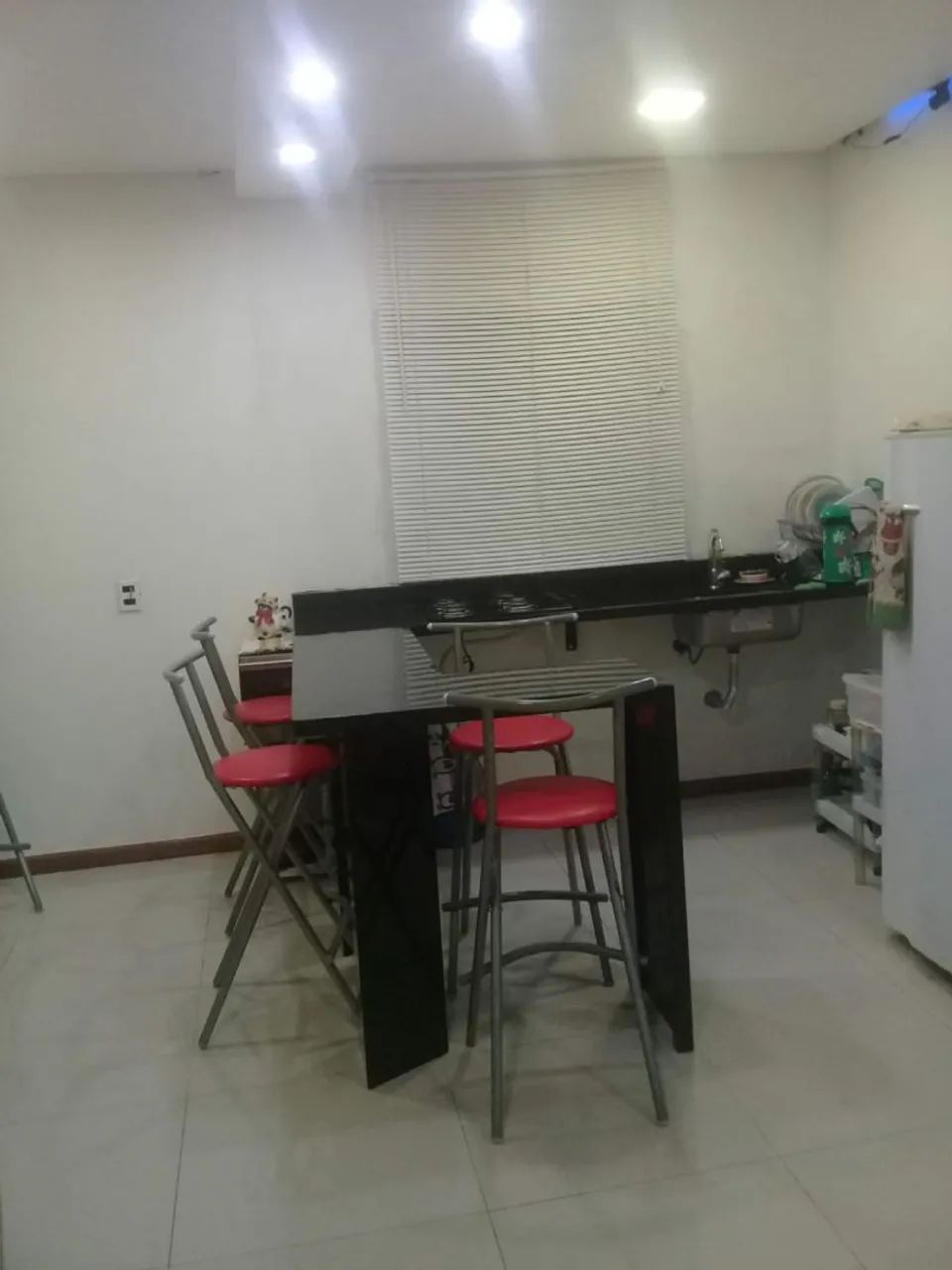 Bancada mármore com pia.