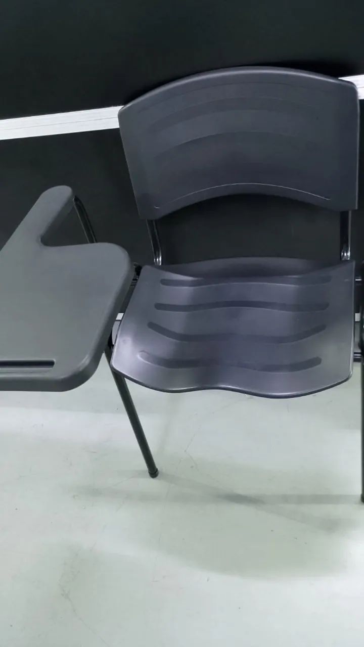Cadeira De Plástico Modelo Universitária Com Prancheta Fixa  - Foto 4