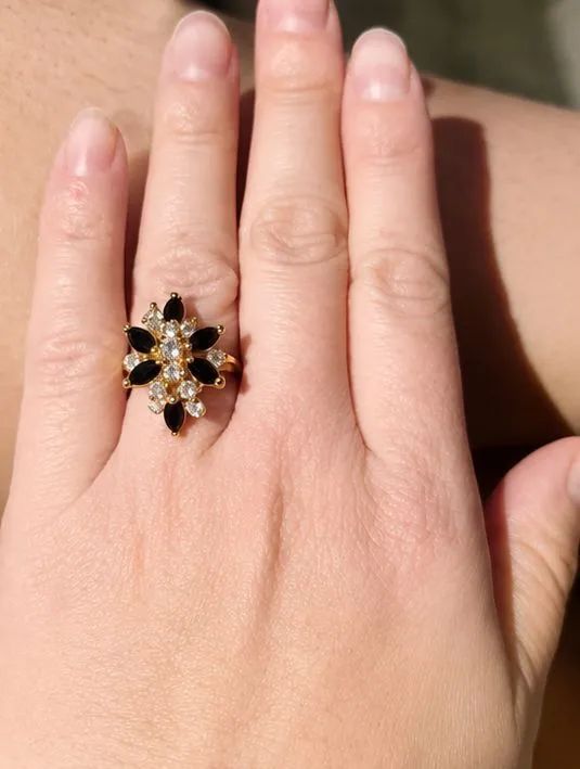 Anel folheado a ouro floral pedras negras 