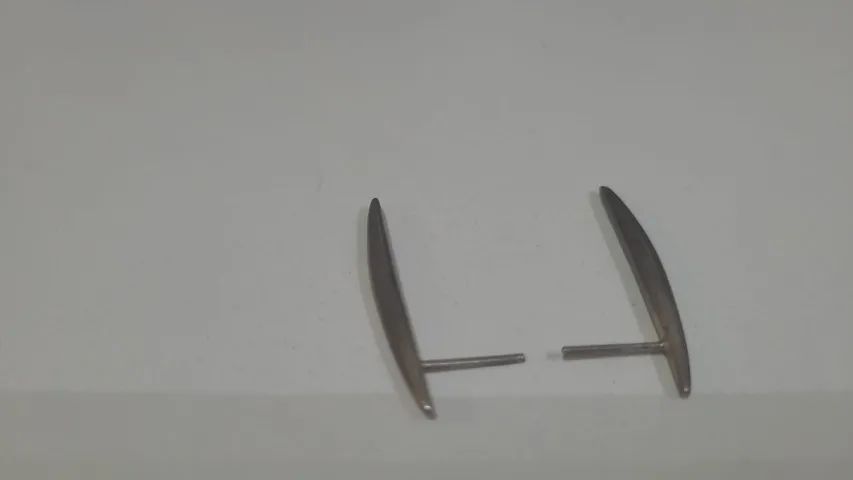 brinco palito curvo em prata - Foto 4
