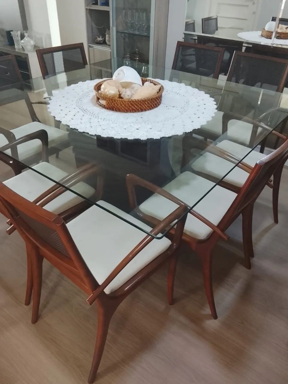 Vende-se Mesa De Jantar Em Madeira Maciça.