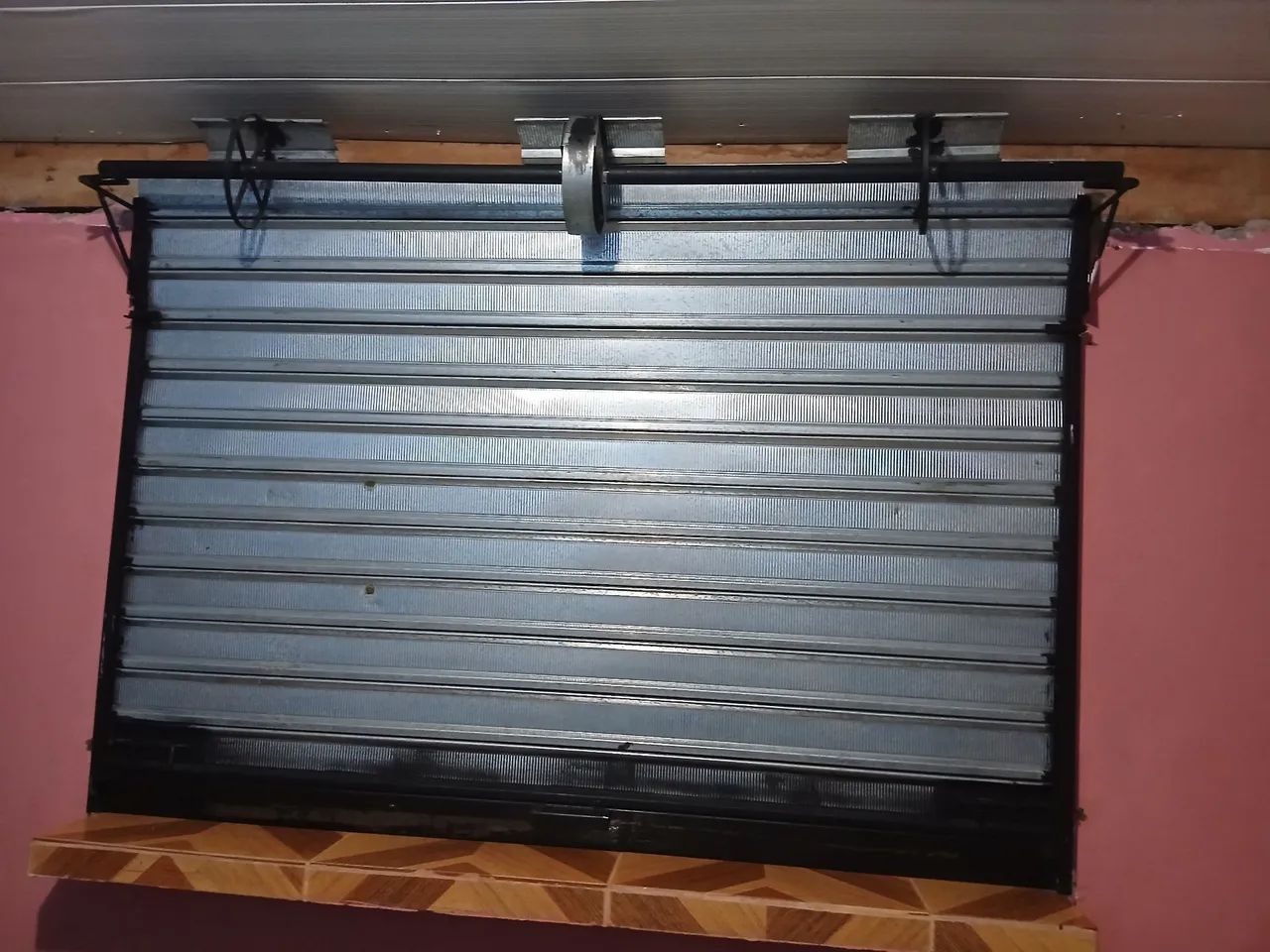 Vendo essa janela de enrolar Completa com Grade med:1×77 de largura e 1×24 de Altura. 