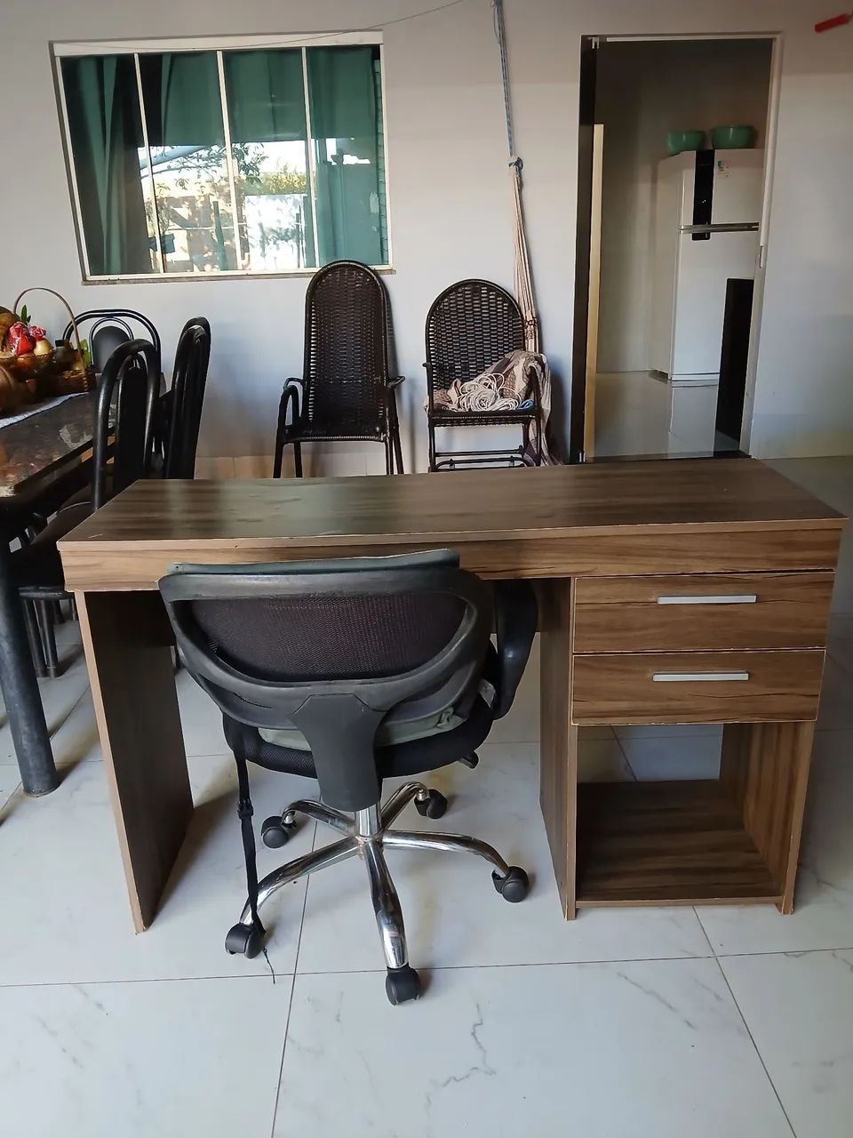 Escrivaninha com cadeira de escritório