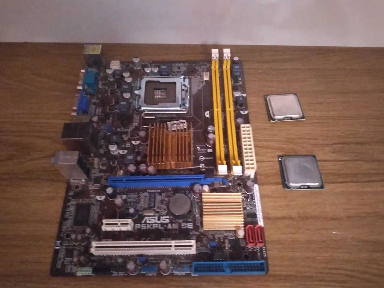 Vendendo placa mãe junto com dois processador - Foto 2