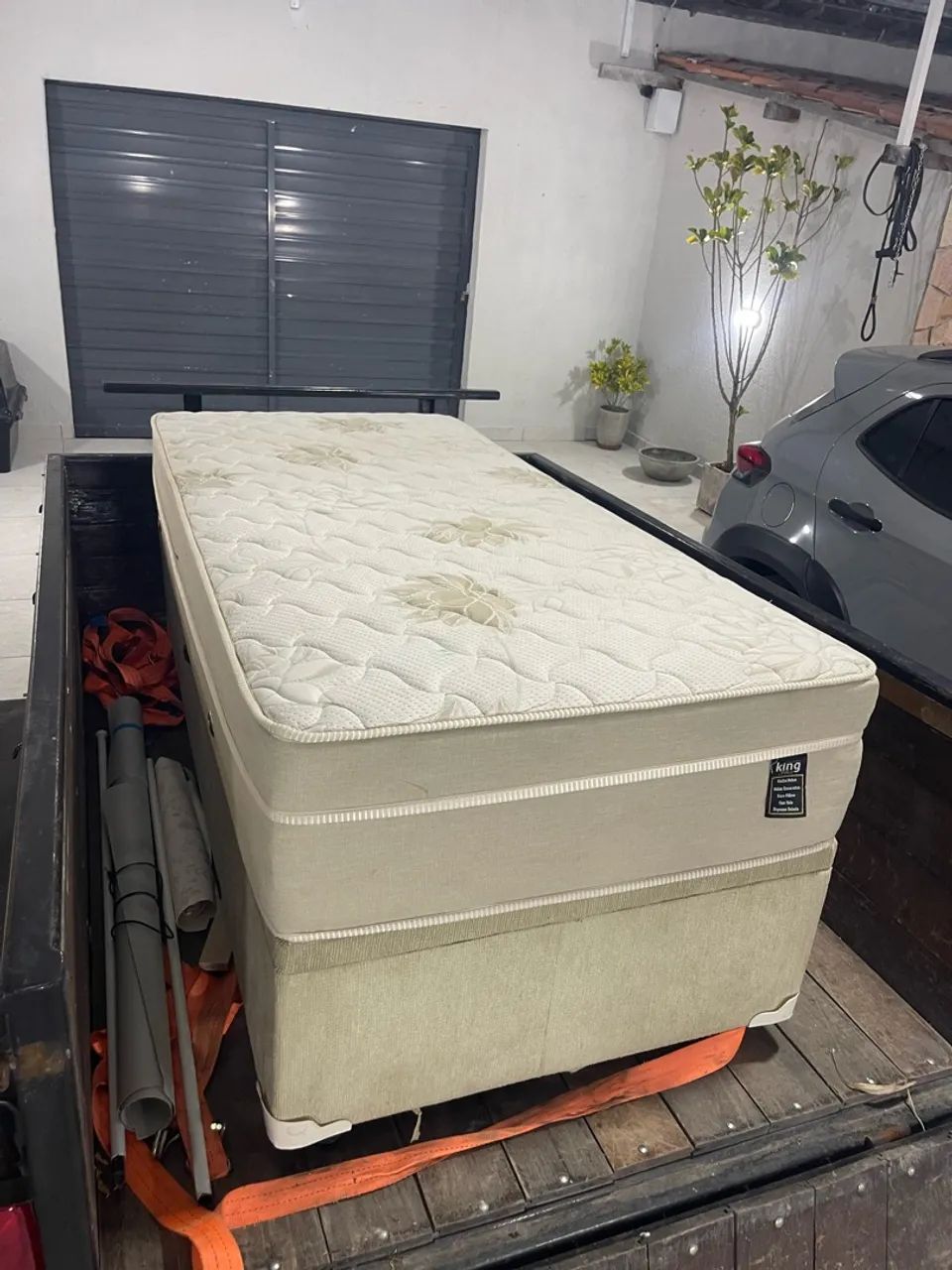 Vendo cama de solteiro com baú! - Foto 2