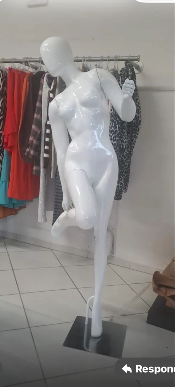 Mannequin feminino branco.