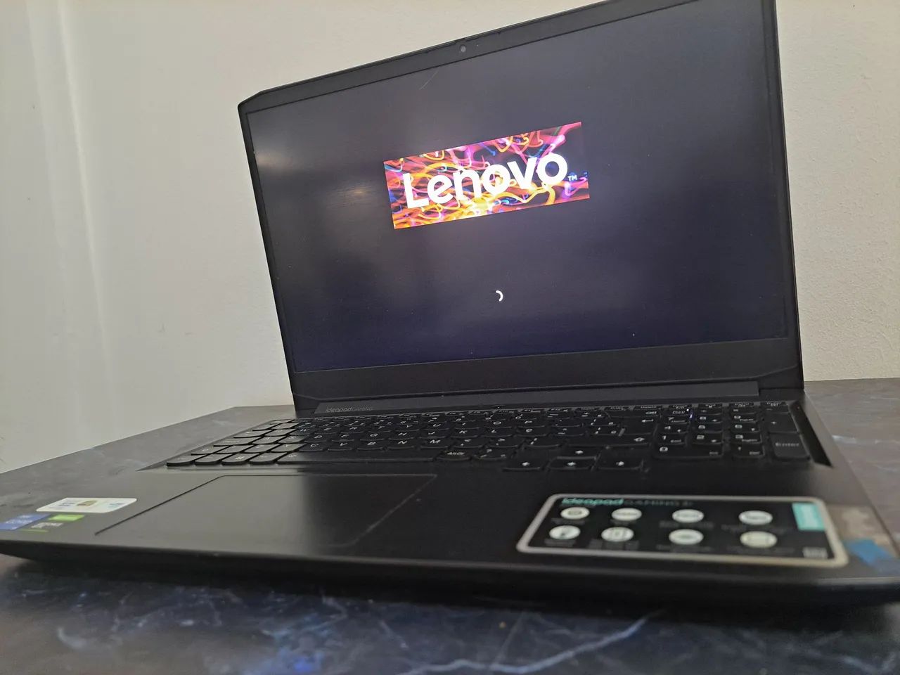 Vendo notebook gamer, Com memória extra de 8gb de Ram,  e com suporte de apoio.