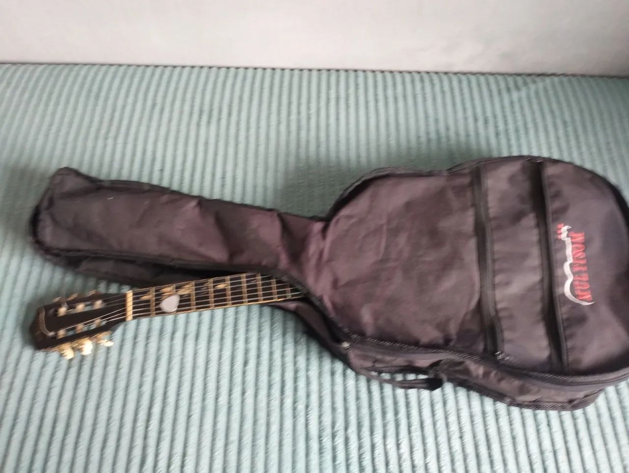 Violão antigo mas em excelente estado conta ainda com a capa protetora  - Foto 3