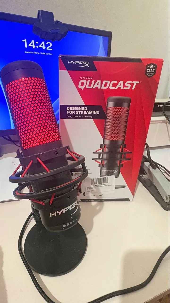 Microfone HyperX QuadCast excelente 