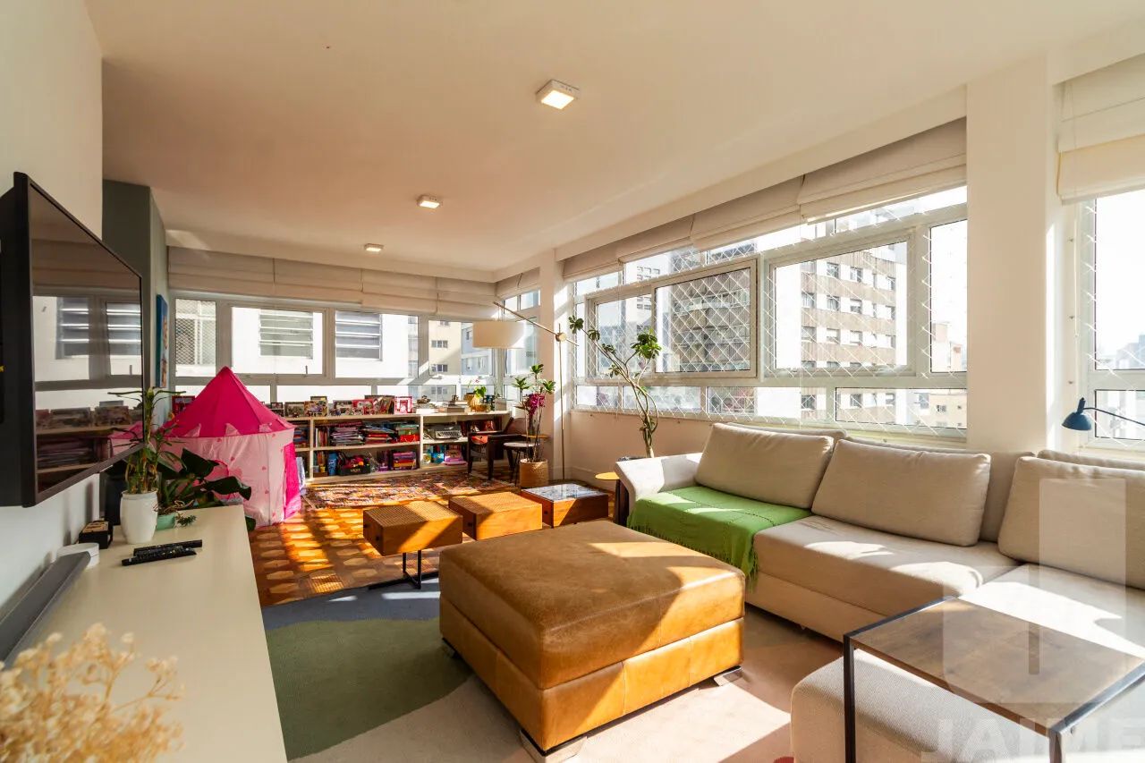 Apartamento reformado, amplo ,com 4 dormitórios e 3 banheiros