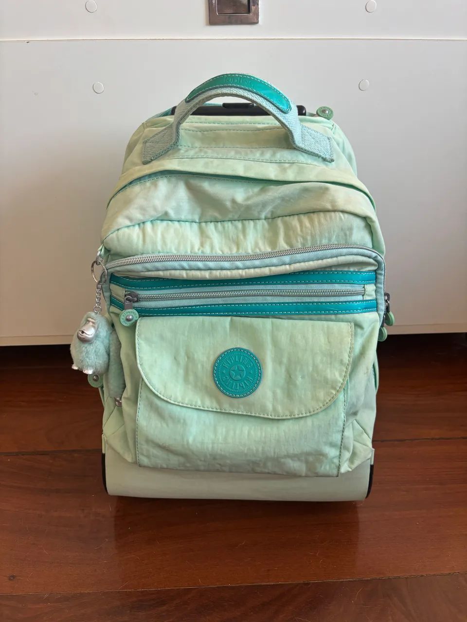 mochila kipling com rodinhas e alça verde-água