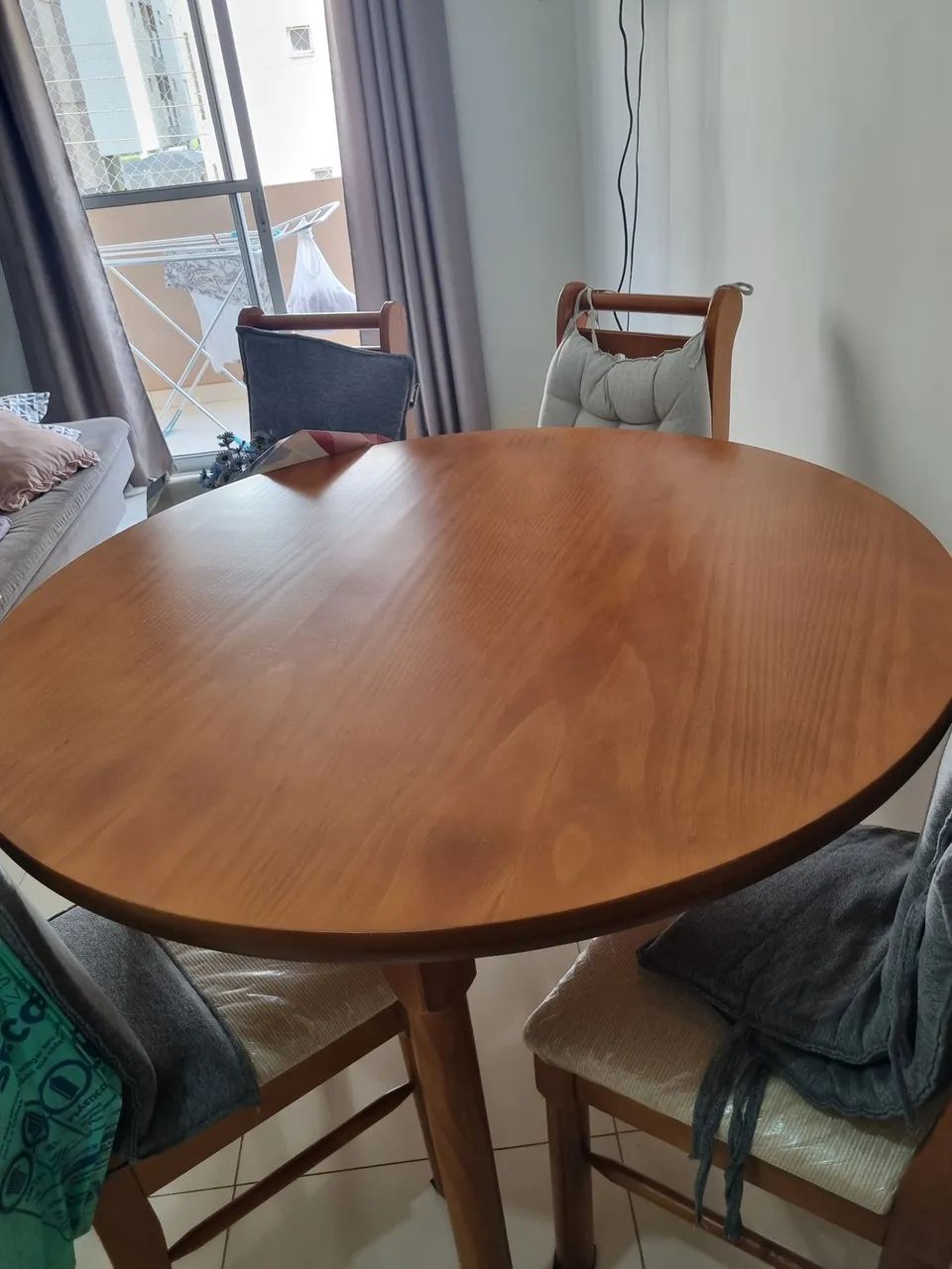 Mesa com 4 cadeirascom 2 anos de uso em perfeito estado - Foto 3