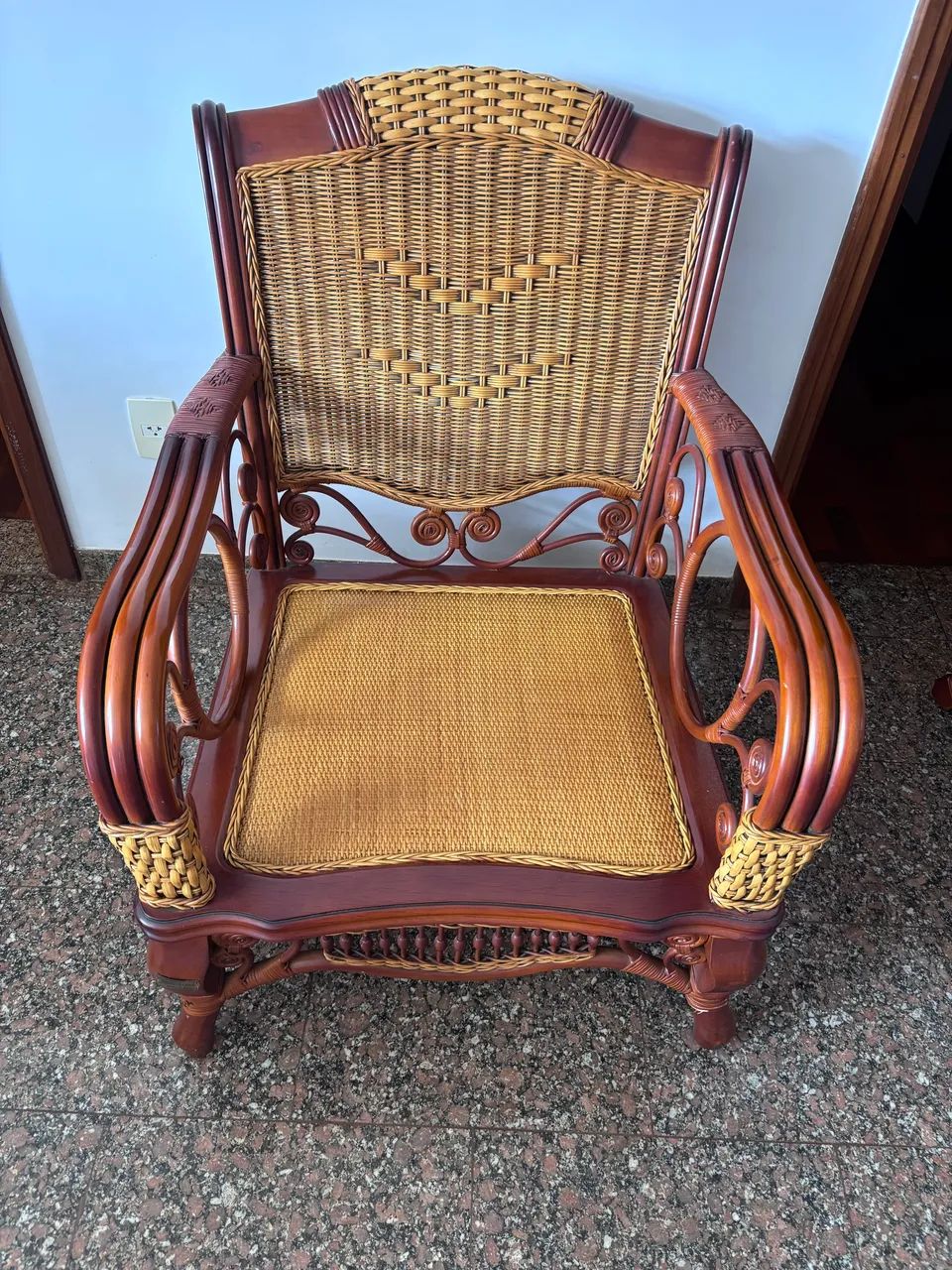 Poltronas de ratam bem conservadas