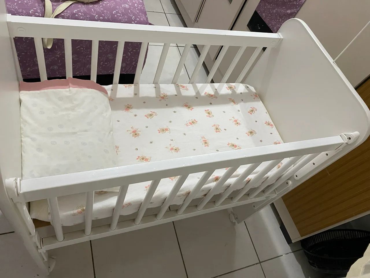 Mini Berço Branco com Colchão - Excelente Estado  - Foto 4