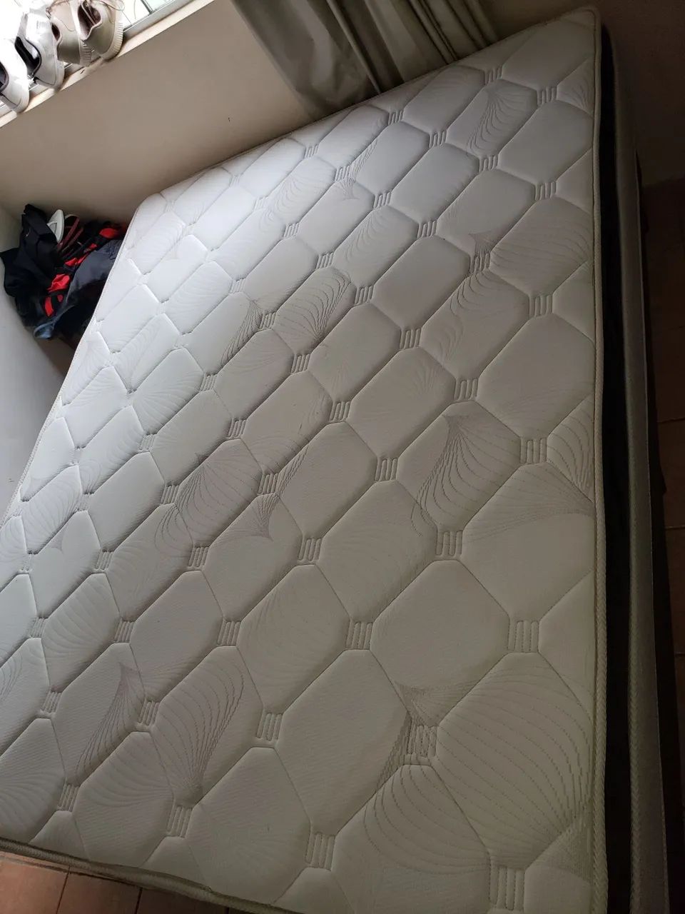 CAMA QUEEN EM PERFEITO ESTADO - PRATICAMENTE NOVA! - Foto 2