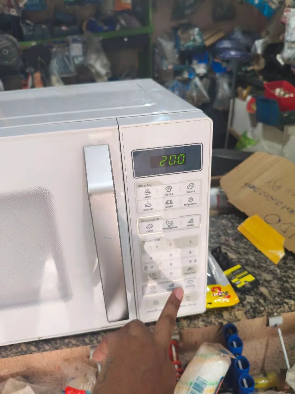 VENDO MEU MICROONDAS EM PERFEITO ESTADO DUNCIONANDO TUDO PERFEITAMENTE  - Foto 2