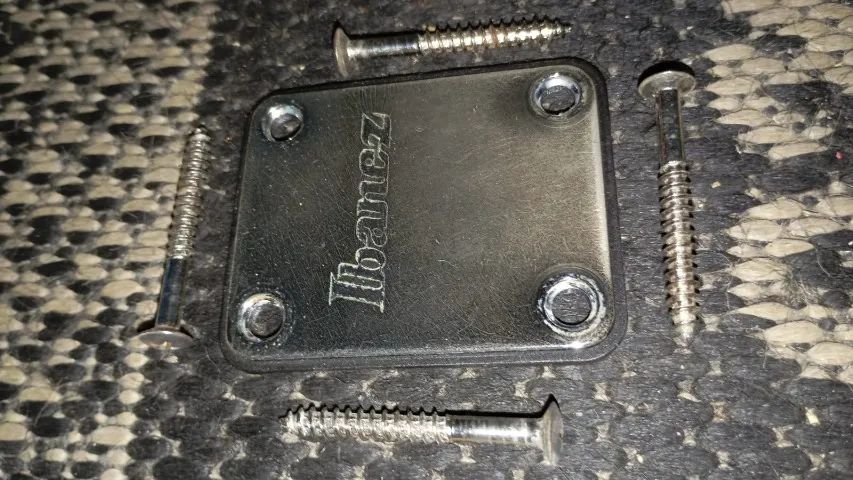 Neck Plate Placa de Braço original Ibanez com parafusos e base plástica  - Foto 5